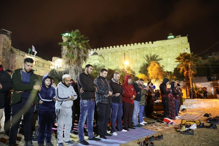 15 ألف فلسطيني يصلون الفجر في المسجد الإبراهيمي/الأناضول