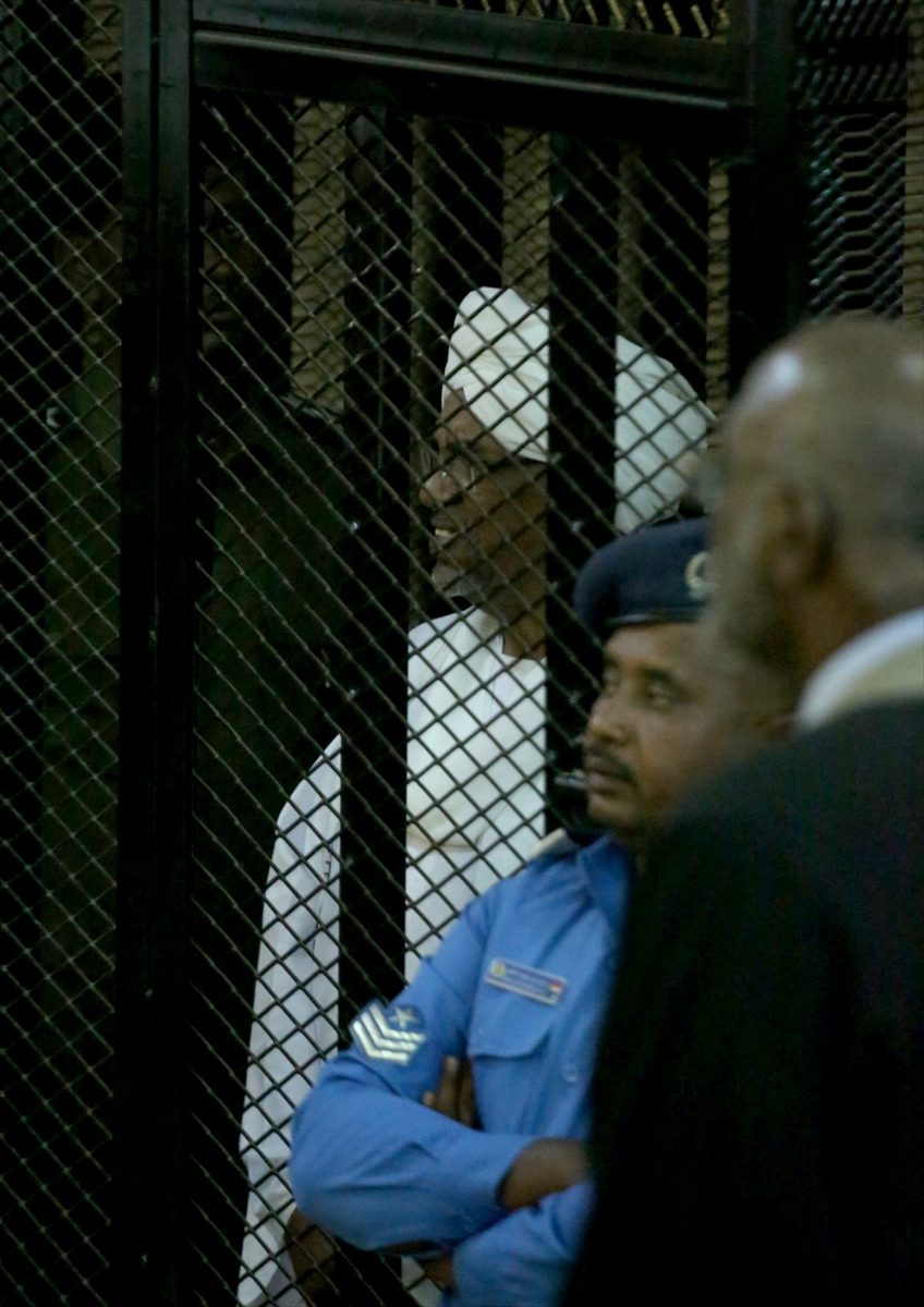 حبس البشير عامين ليس الأخير.. النائب العام السوداني: الرئيس السابق ربما يدان بالإعدام في قضايا أخرى