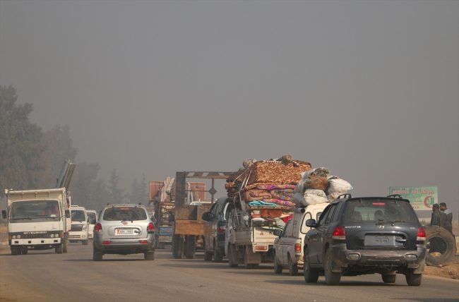 25 ألف سوري ينزحون من إدلب نحو حدود تركيا خلال يومين.. والنظام يسيطر على مواقع جديدة بالمنطقة