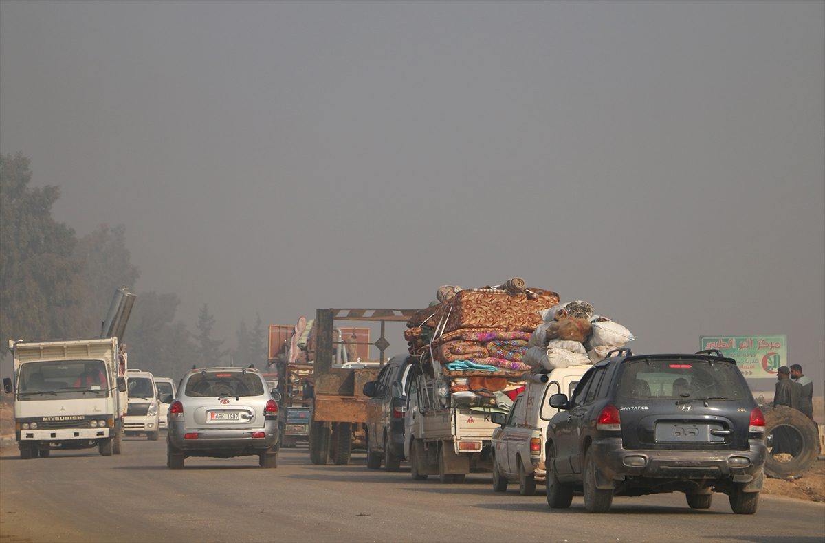 25 ألف سوري ينزحون من إدلب نحو حدود تركيا خلال يومين.. والنظام يسيطر على مواقع جديدة بالمنطقة