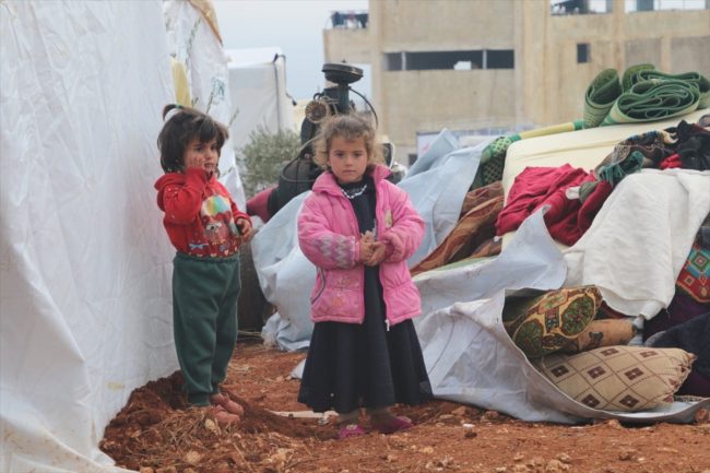 تشريد 140 ألف طفل من ريف إدلب.. بعضهم يبيت في المباني المدمرة، وآخرون يفترشون العراء مع عائلاتهم