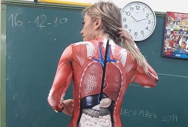 معلمة تبتكر طريقة «مفزعة» لتقديم درس تشريح جسم الإنسان لتلاميذها!