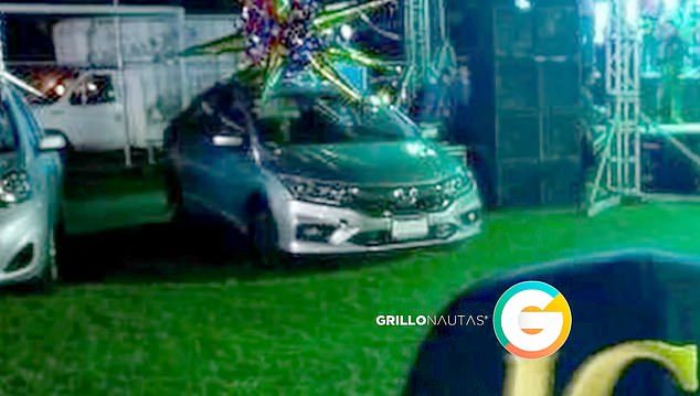 خلال فترة تزعّمه التنظيم العصابي، اتبع إل تشابو أسلوب أباطرة تجارة المخدرات الأشهر في العالم، مثل الكولومبي الراحل بابلو إسكوبار، والتي تظهر على هيئة معاملة السكان المحليين بكرم بالغ