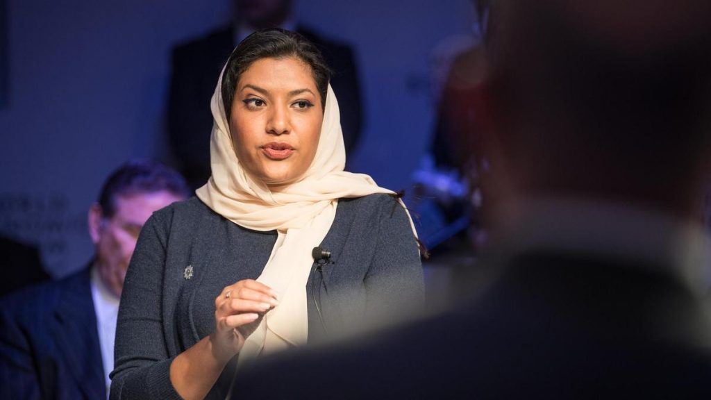 سفيرة السعودية بأمريكا تزور القاعدة التي تعرضت لإطلاق النار، والبنتاغون يحظر خروج 10 طلاب