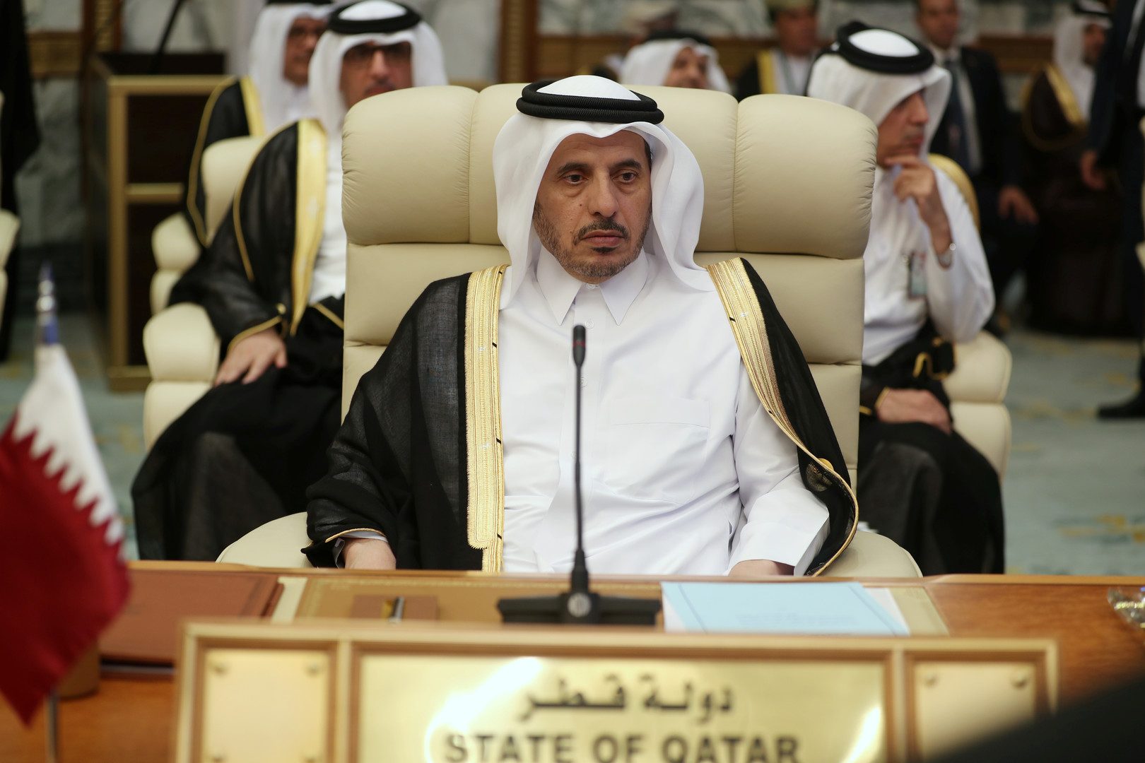 أمير قطر يرسل وفداً رفيع المستوى بقيادة رئيس الوزراء لحضور القمة الخليجية في الرياض