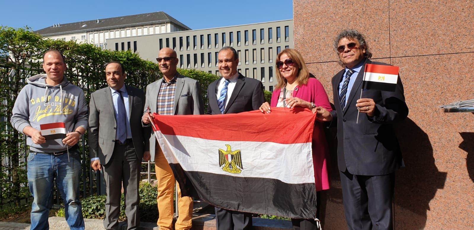 بدلاً من إهدارها على الهدايا والذهب.. هكذا يمكن الاستفادة من أموال المصريين بالخارج؟