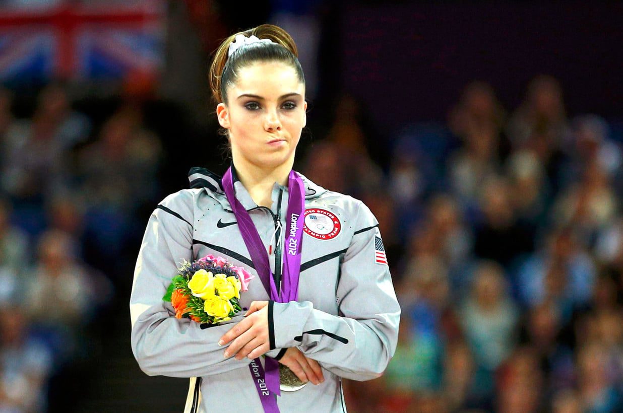 احذر أن تتورط في الميدالية الفضية.. الشبه الغريب بين حياتنا وقصة لاعبة الجمباز الأمريكية