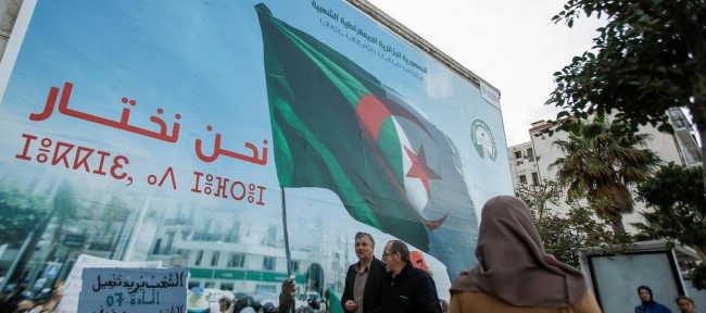 ورقته الأخيرة.. هل أنقذ الجيش الجزائري الانتخابات الرئاسية بالمناظرة التلفزيونية أم استفز الشارع أكثر؟