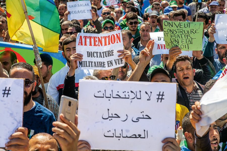 الجيش فرض الوقت وحدد المرشحين وهدد الرافضين.. الجزائر تواجه تحدي الانتخابات العصيب