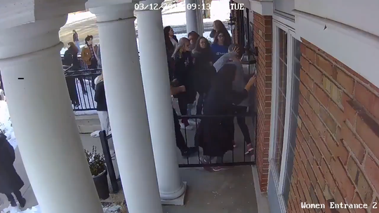 احتفاء أمريكي بمراهقة مسلمة ساعدت طلاباً مذعورين أثناء حادث طعن