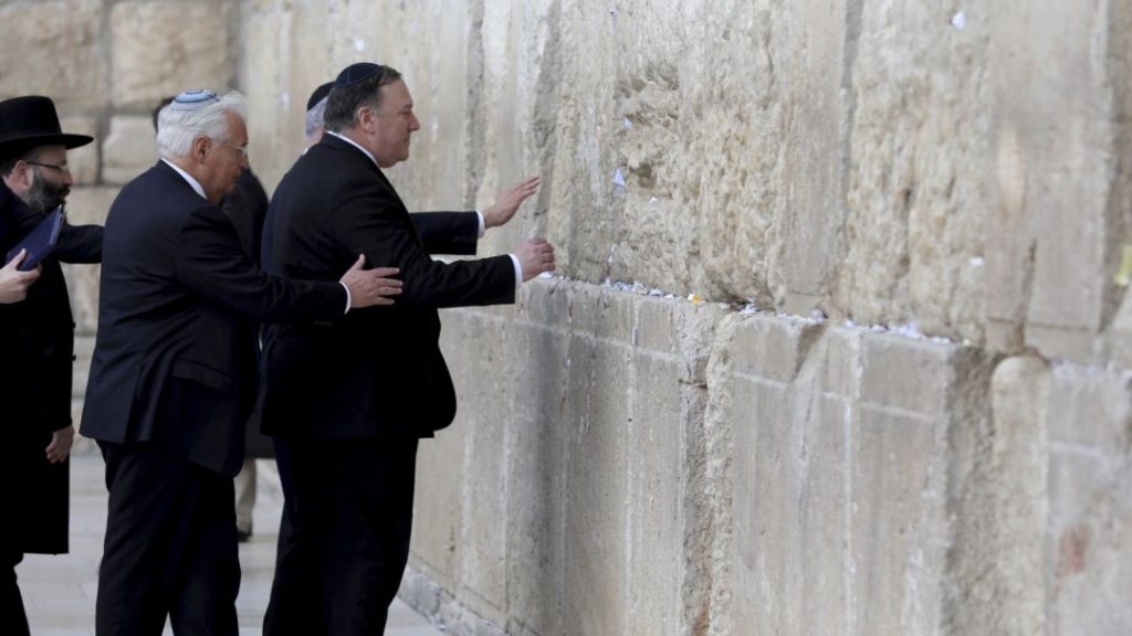 مايك بومبيو معاداة السامية