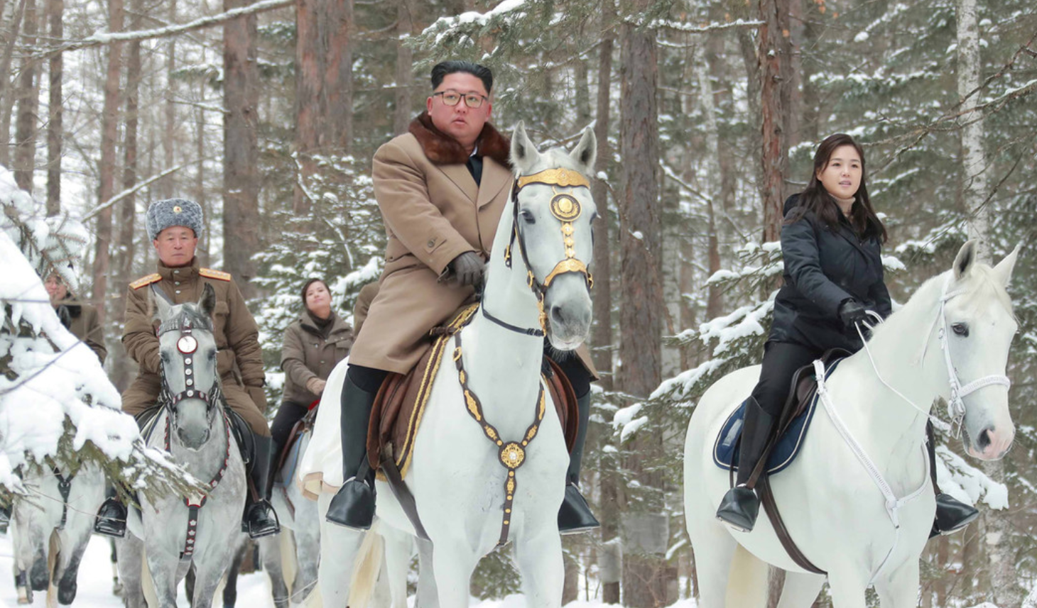 كيم يعود إلى جبل وحصان أبيض اعتاد ركوبه قبل إعلان قرارات مهمة، كوريا وأمريكا تترقبان