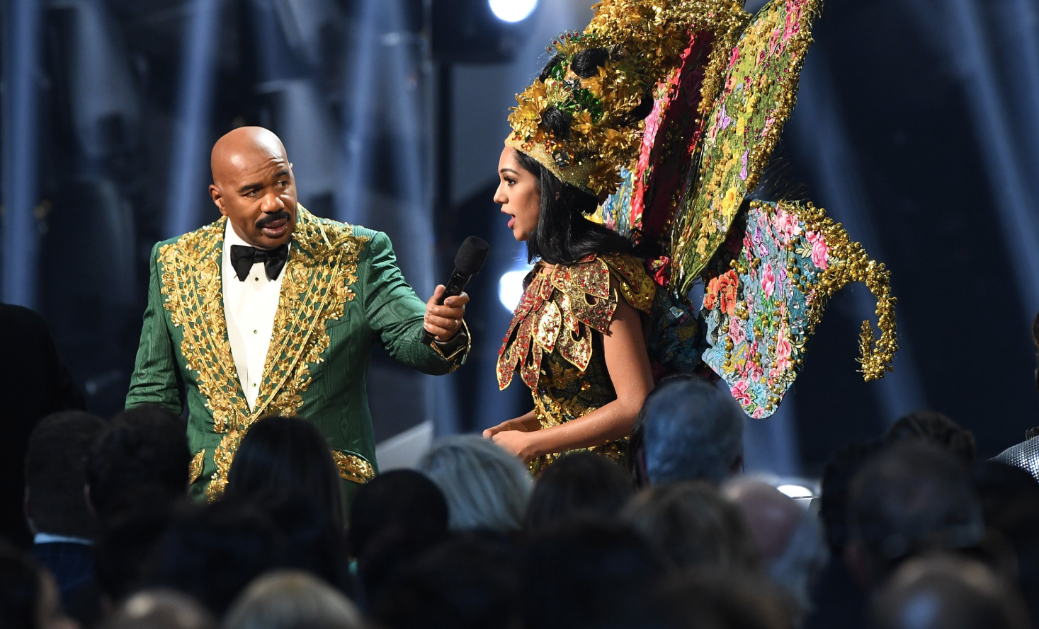 «توقفوا عن فعل هذا بي»، ستيف هارفي يخلط مجدداً بين متسابقات ملكة جمال الكون