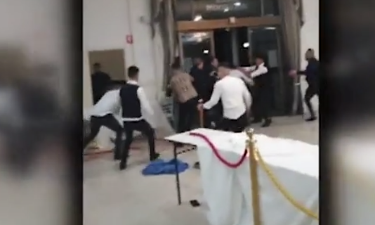 طعن بالسكاكين ودماء على الأرض في حفل فارس كرم بأستراليا بعد اقتحام رجال للمكان