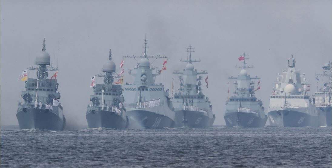 السفن الحربية الروسية تبحر خلال عرض يوم البحرية