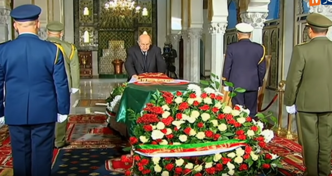 تشييع جثمان قايد صالح في الجزائر.. وعبدالمجيد تبون يجهش بالبكاء أمام نعشه