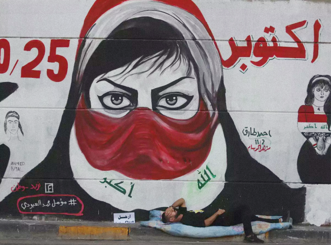 صوت الثورة للعالم.. كيف تُشكِّل شبكات التواصل الاجتماعي انتفاضة العراقيين؟