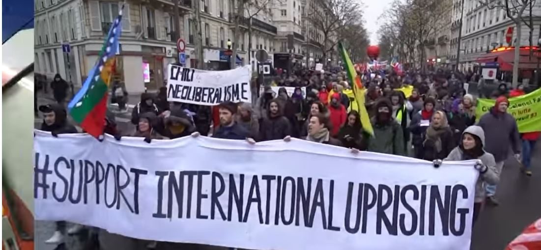 أغلقت تماماً نصف خطوط المترو في باريس وضاحيتها. وارتفعت نسبة المضربين في صفوف عمال الشركة المشغلة للسكك الحديد، مقابل زيادة محدودة في صفوف المعلمين