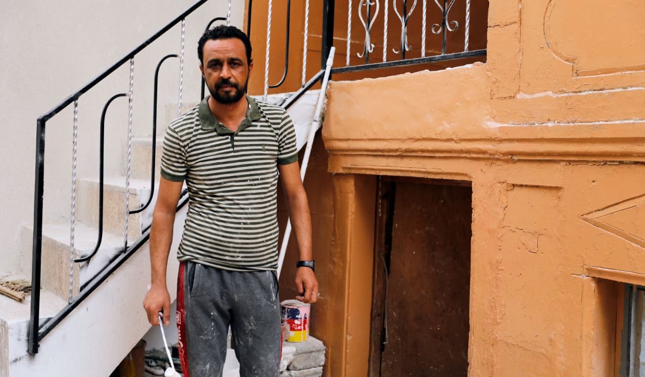 منذ أكثر من عام، وخالد موسى يبحث عن الأُسر التي شردتها الحرب ضد تنظيم داعش ليساعدها على العودة إلى منازلها من خلال ترميم المتضرر منها وتجديدها