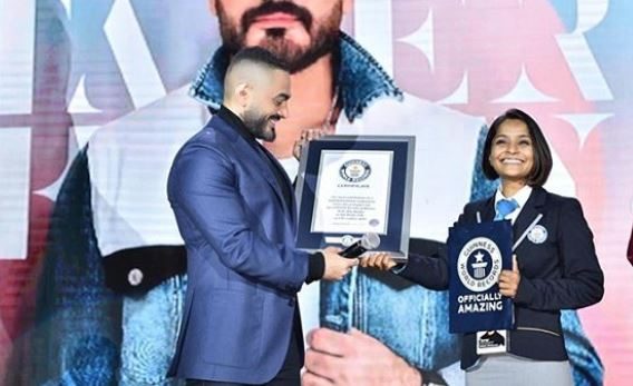 «غينيس» تُحرج تامر حسني بعد احتفاله بلقب «أكثر فنان ملهم»، وتحتفي بـ«الهضبة»