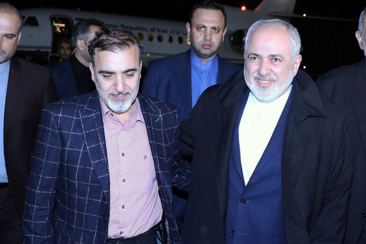 العالم الإيراني مسعود سليماني إلى جانب وزير الخارجية جواد ظريف