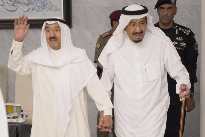 أمير الكويت الشيخ صباح الأحمد الصباح،  والعاهل السعودي الملك سلمان بن عبد العزيز/ رويترز