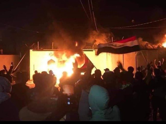 مجهولين أضرموا النيران في قنصلية إيران بالنجف ولاذوا بالفرار قبل وصول قوات الأمن