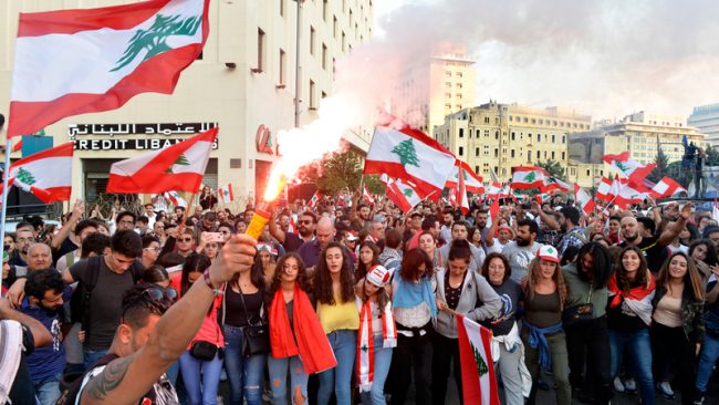 متاجرون بالدَّين والدين.. لماذا يهتف اللبنانيون ضد ملوك الطوائف؟