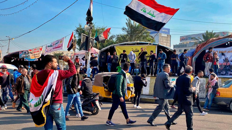 صوت الثورة للعالم.. كيف تُشكِّل شبكات التواصل الاجتماعي انتفاضة العراقيين؟