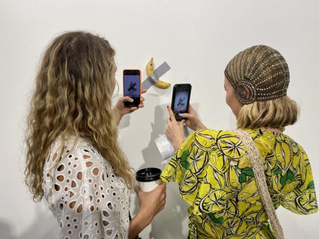 «موزة معلقة على حائط» قيمتها أغلى مما تتوقع! 150 ألف دولار لهذا «العمل الفني»