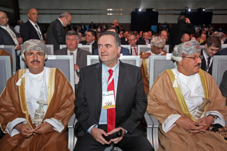  كاتس يتوسط مسؤولين عمانيين في المؤتمر العالمي للاتحاد الدولي للنقل البري في مسقط العام الماضي (اف ب)