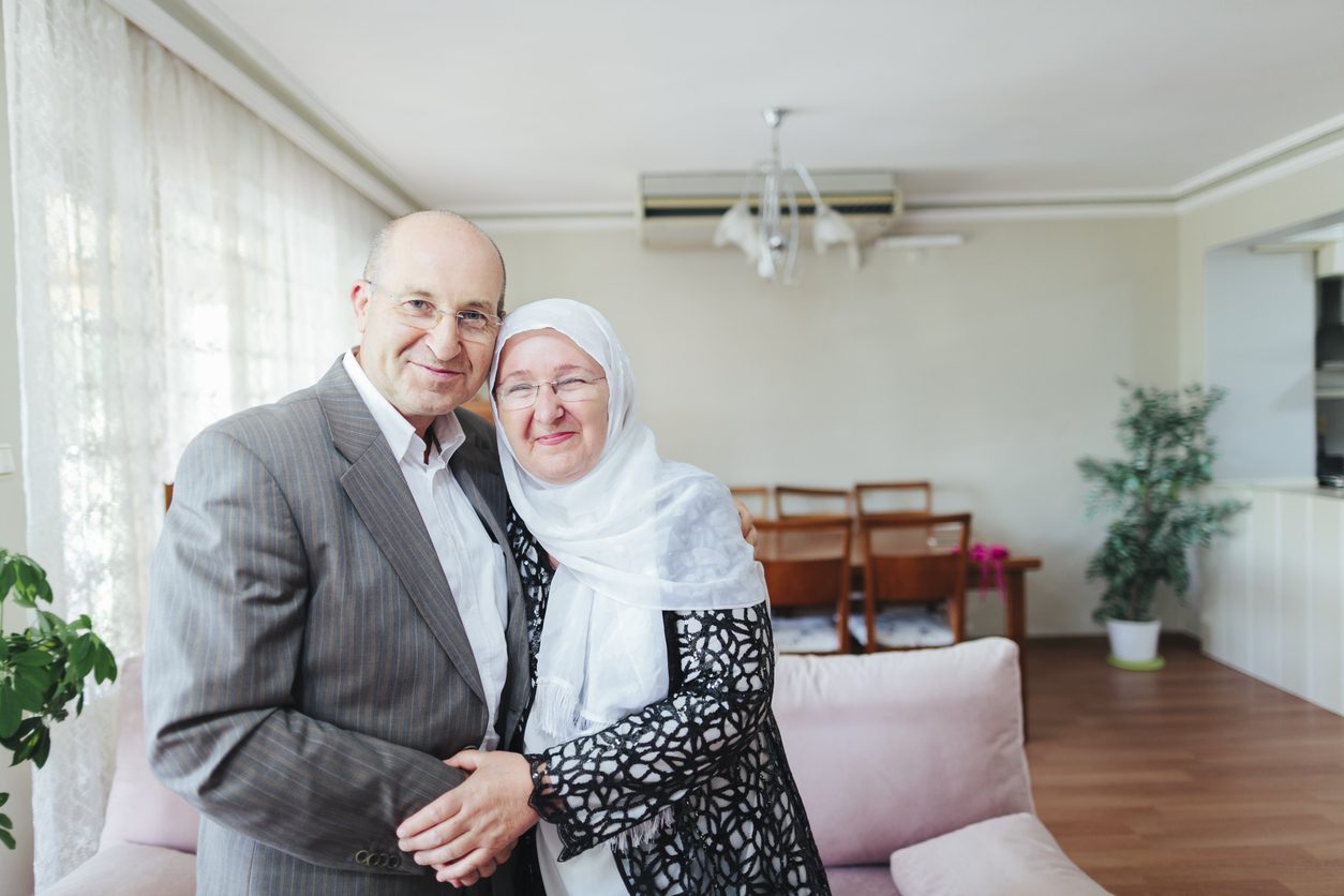 حملتُكِ بين ذراعيَّ يوم مولدك ولم أتخيل أن تُصبحي زوجتي.. إلى حبيبتي في عيد ميلادها الـ61