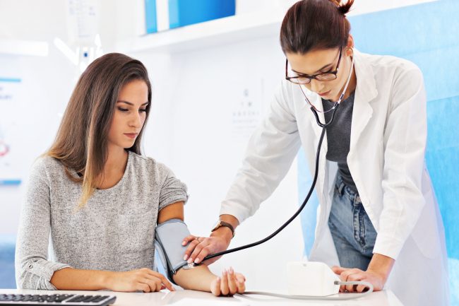 لماذا يرتفع ضغط البعض عند زيارة الطبيب..تعرَّف على متلازمة المعطف الأبيض