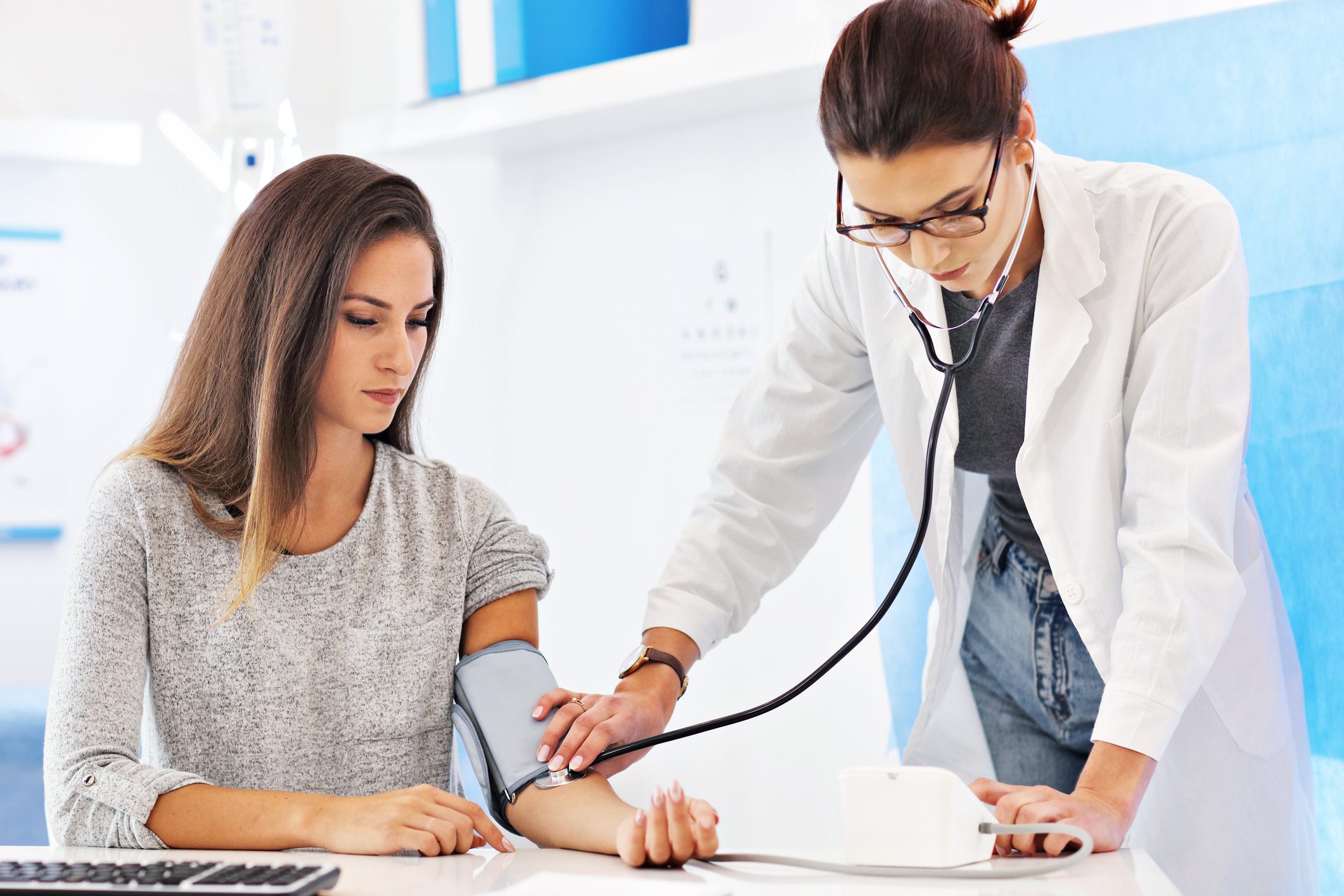 لماذا يرتفع ضغط البعض عند زيارة الطبيب..تعرَّف على متلازمة المعطف الأبيض