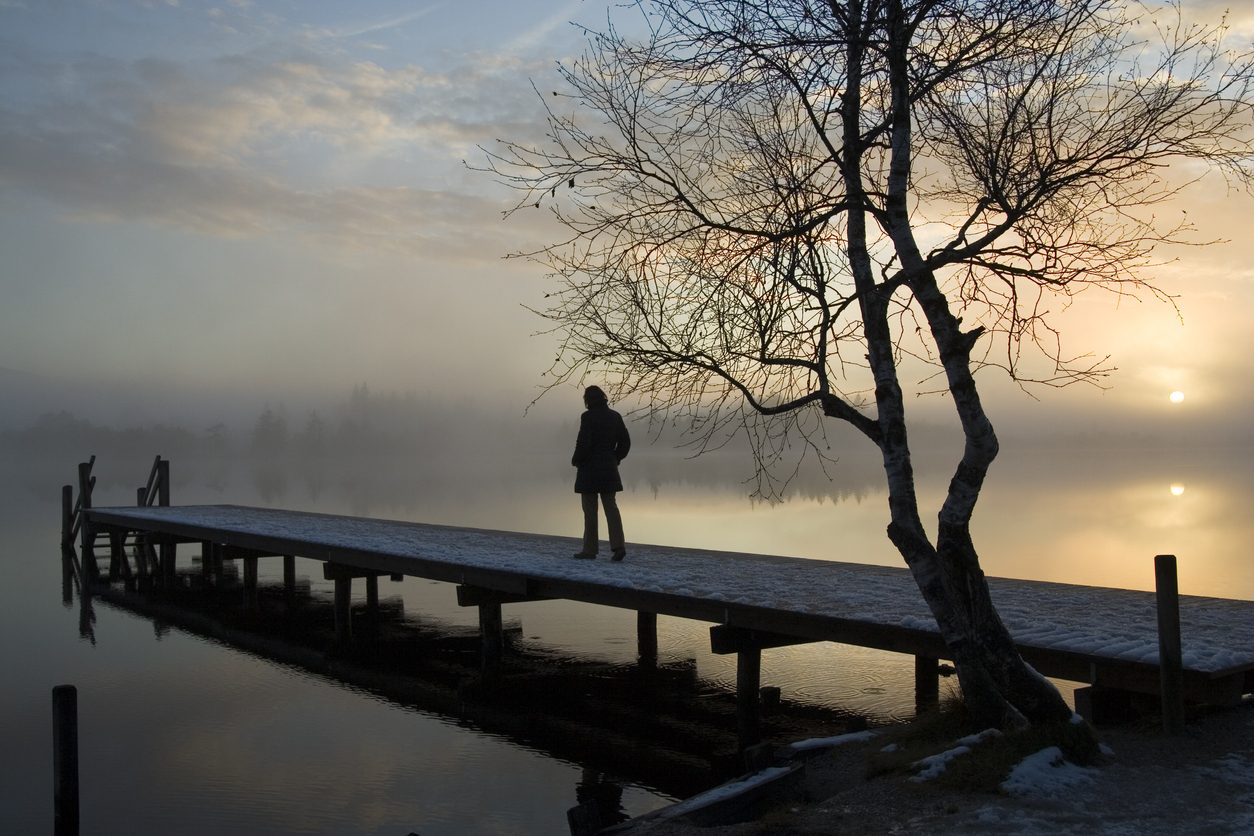 شاب يقتل نفسه قرب جنازة حبيبته بعد رفض تزويجهما