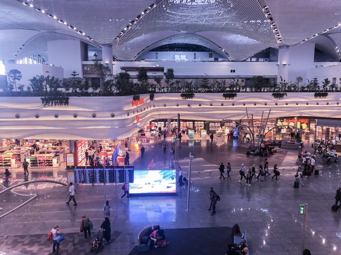 يُعفى المواطنون الجزائريون ممن هم دون 15عاماً وفوق 65 عاماً من حمَلة جوازات السفر العادية، من تأشيرة الدخول المسبقة