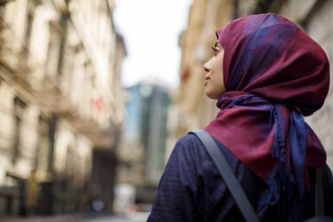 ليلى الجعبري.. حينما يحولكِ الزواج المبكر إلى شاعرة