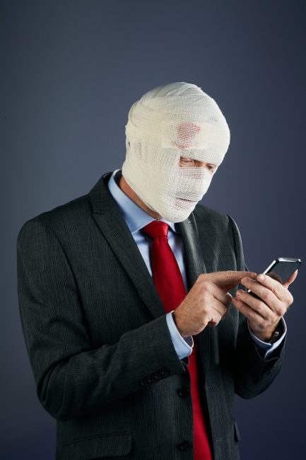 أكثر من 70 ألف إصابة في الوجه بسبب الهاتف.. من الكدمات وحتى كسور الأنف