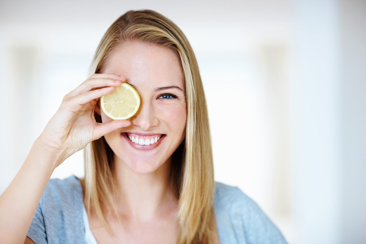 لصبغ خصلات شقراء.. عصير الليمون خيار مذهل وطبيعي