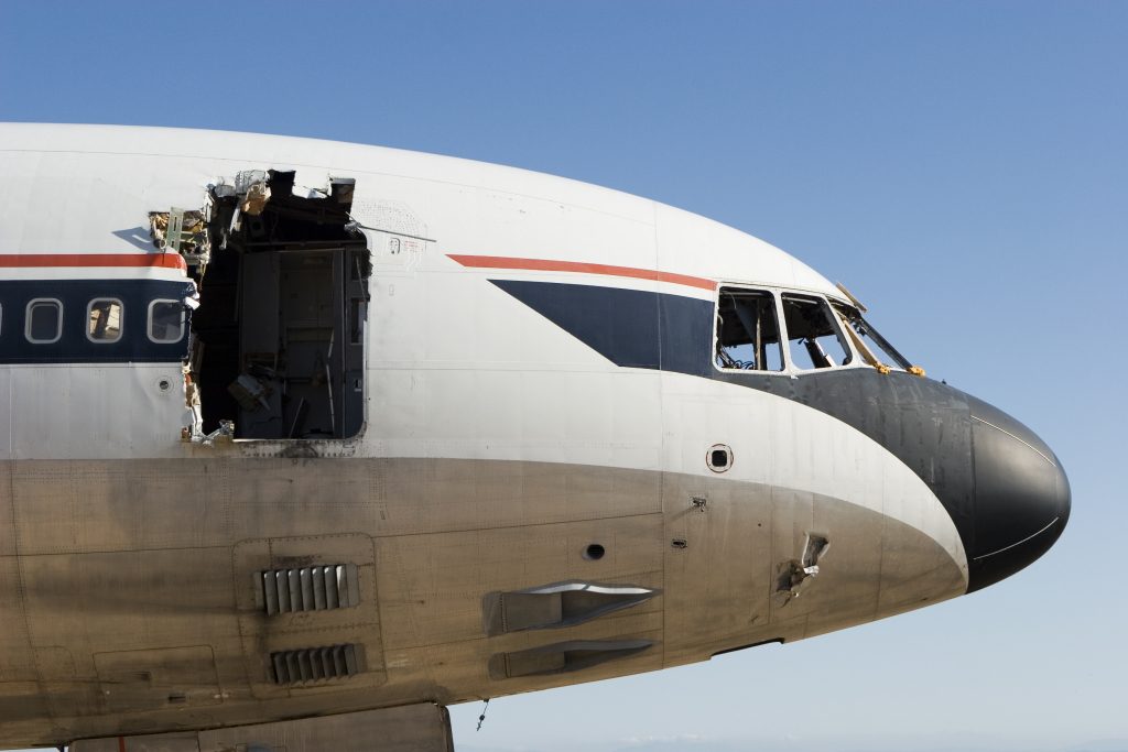 هل يمكن فتح باب الطائرة أثناء الرحلة؟