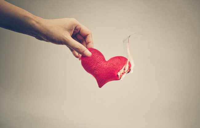 منها أمراض القلب ومشاكل الجهاز الهضمي.. علامات العلاقة السامة