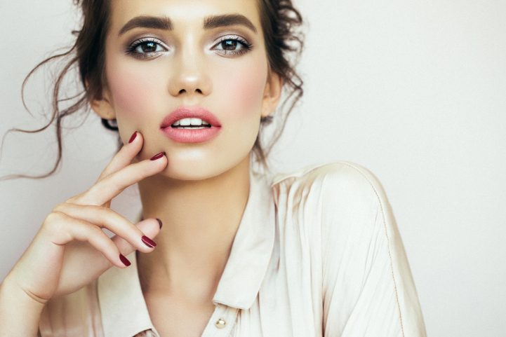 istock\ المكياج المناسب للعيون البنية