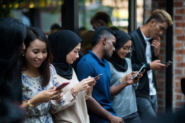 ISTOCK\ إدمان الهاتف المحمول