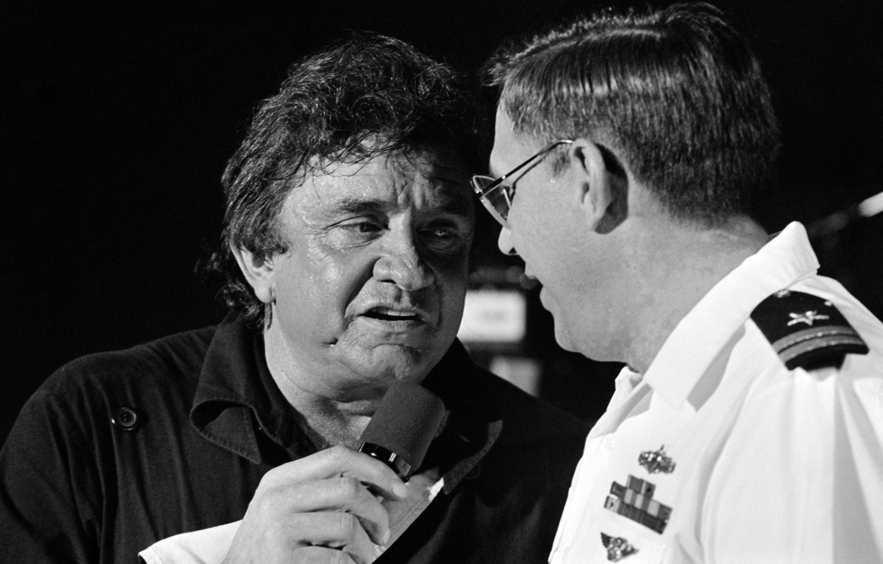 صوتٌ كقطارات الشحن، وموسيقى فريدة ممزوجة بتراتيل إنجيلية.. مَن هو جوني كاش؟