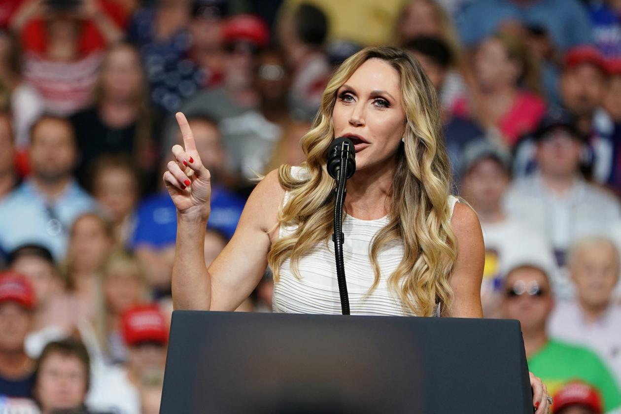 معجبة ببيلوسي التي تسعى لعزل «والد زوجها».. كيف يمكن تفسير تصريح لارا ترامب؟