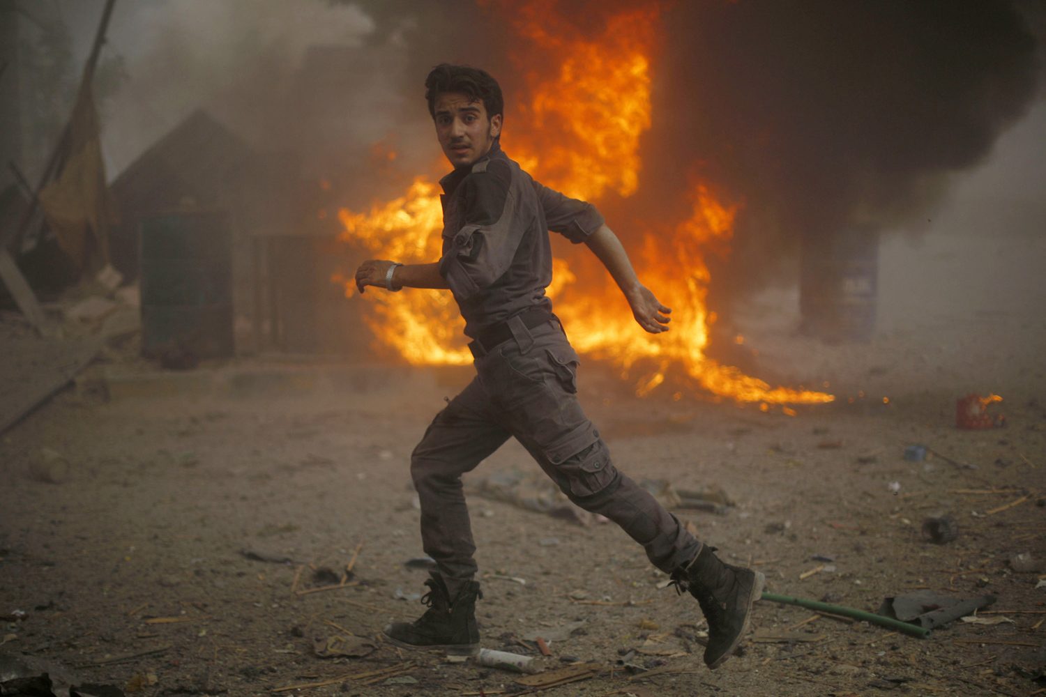 تكوَّمنا في السيارة كالجثث.. ليلة أن هربنا من بلادنا