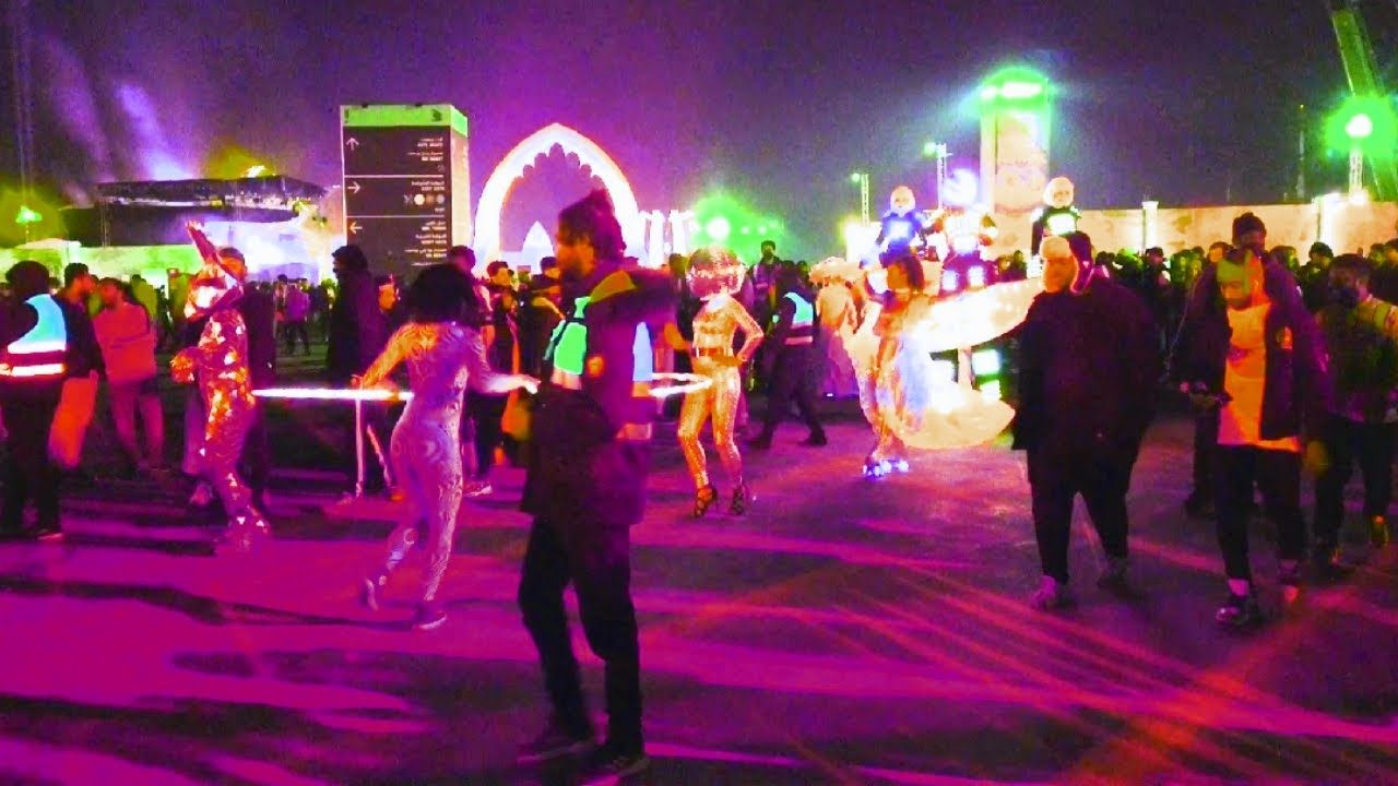 نساء بلا عباءات يرقصن مع الرجال، وراقصات في مسبح زجاجي، حفل بالسعودية يعكس سياسة الانفتاح القصوى