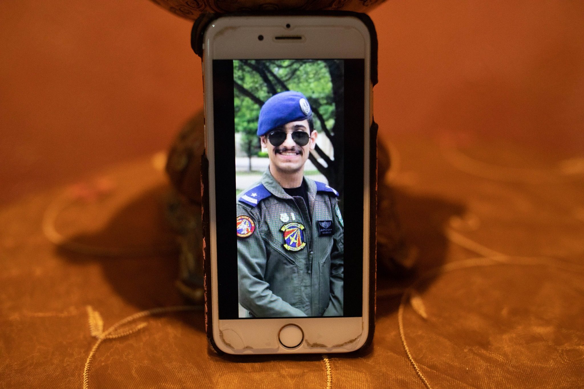 هل كان السعودي مُطلق النار في القاعدة الأمريكية بالفعل متطرفاً؟ هكذا عاش حياته قبل الذهاب إلى واشنطن