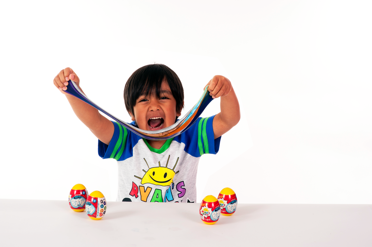 الأعلى أجراً على يوتيوب.. فتى عمره 8 سنوات يجني 26 مليون دولار بنشر فيديوهات لألعابه!