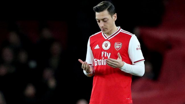 ينتظر تجديد عقده بعد 2021.. مسعود أوزيل يتحدى مشجعاً لأرسنال وعده بمنح اسمه لمولوده